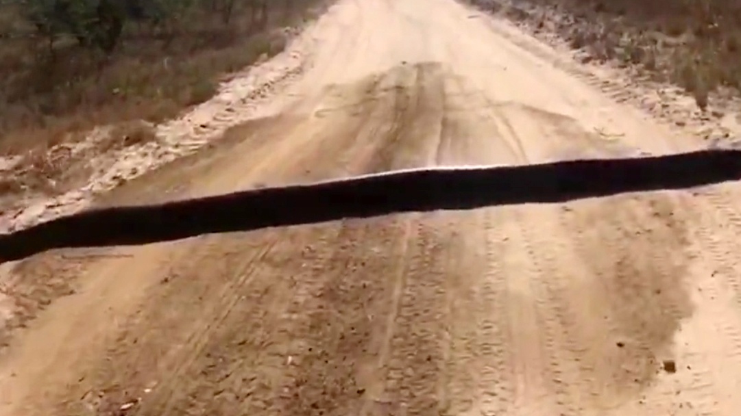 Tran khong lo truon sang duong khien nguoi di duong hoang hon hinh anh