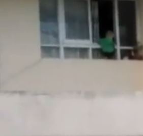 Be trai leo ra khoi cua so khien nguoi dan hoang hot hinh anh