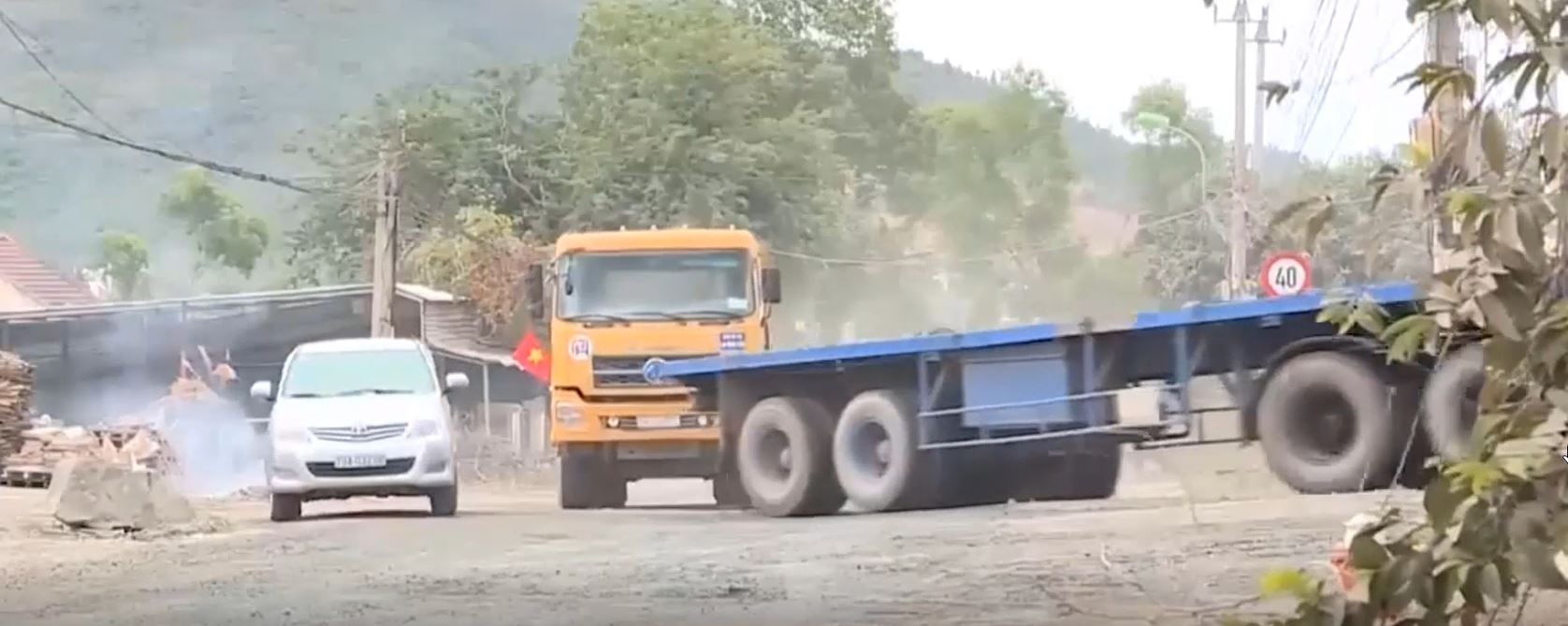 Nguoi dan Khanh Hoa chan xe ben gay bui hinh anh