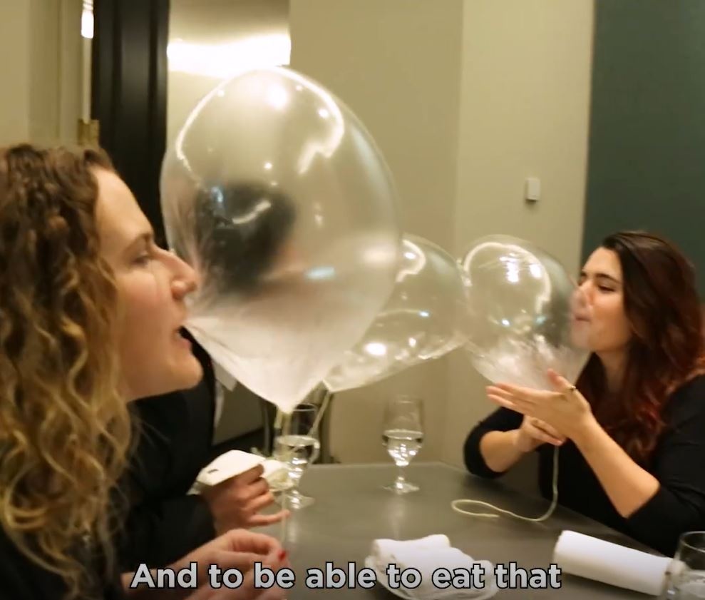 Qua bong bay an duoc va thay doi giong noi hinh anh