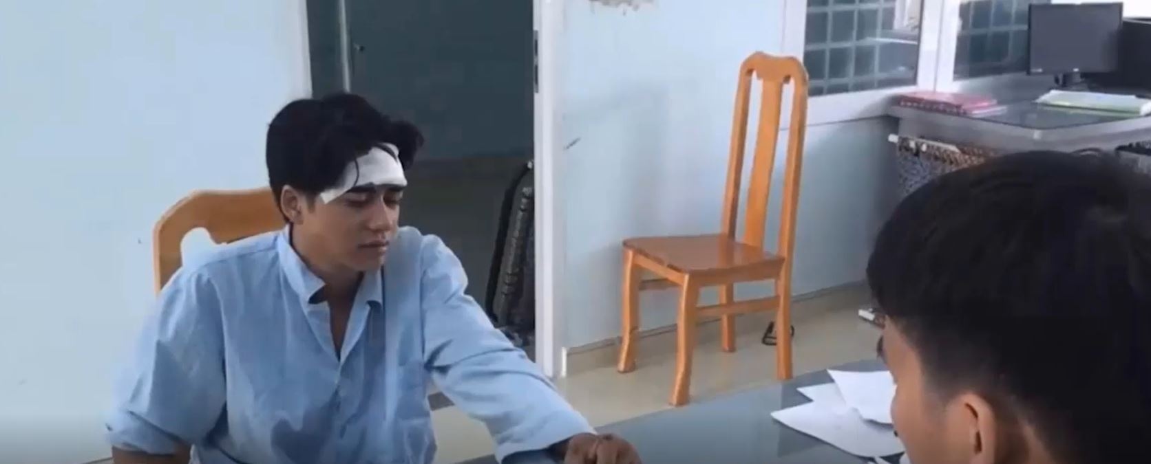 Bat doi tuong tong xe vao canh sat giao thong hinh anh