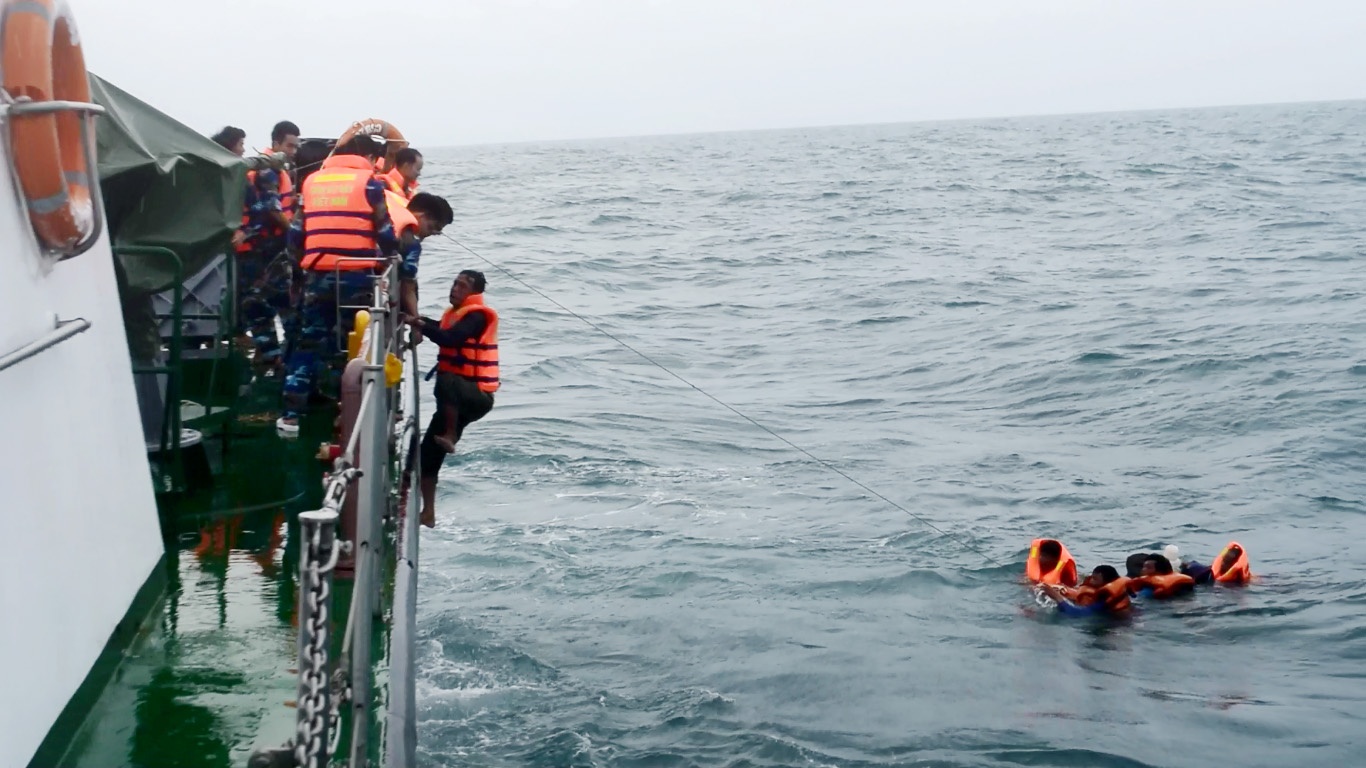 Cuu nan thanh cong tau ca va 9 thuyen vien gap nan tren bien hinh anh