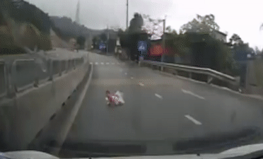 Me bat can bo con bo sang duong, dua tre thoat chet trong gang tac hinh anh