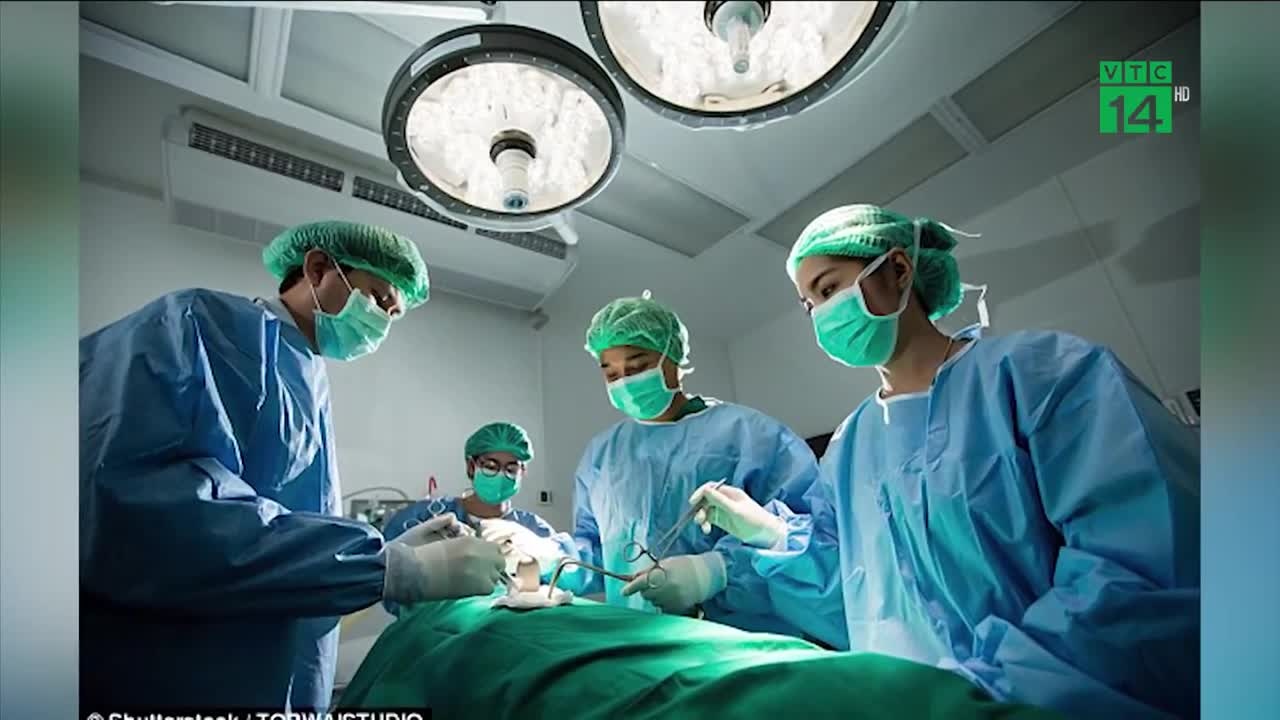 Ba cu Trung Quoc an ech song chua benh nhung bi nhiem san trong nguc hinh anh