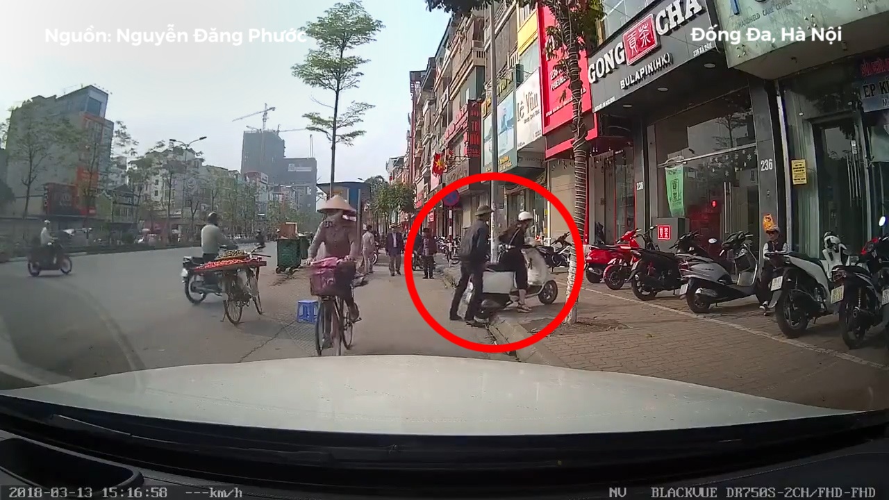 Hanh dong dep cua anh ban trai cay: do chiec Vespa mac ket cho co gai hinh anh