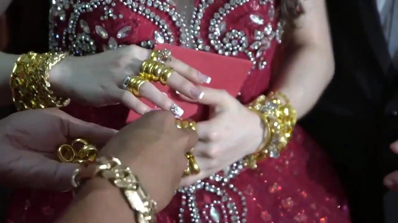 Co dau Ca Mau deo vang triu co, kin tay trong ngay cuoi hinh anh