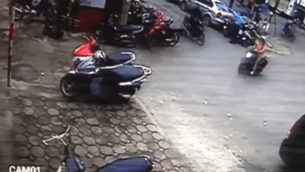 Clip thanh nien phong nhanh, tong nga sap nguoi phu nu hinh anh