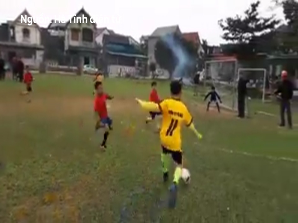Cau thu nhi Ha Tinh di bong nhu Messi hinh anh