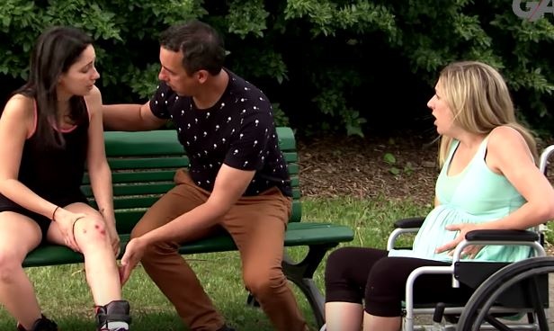 Tro dua ong chong bo vo bau de giup do gai dep hinh anh