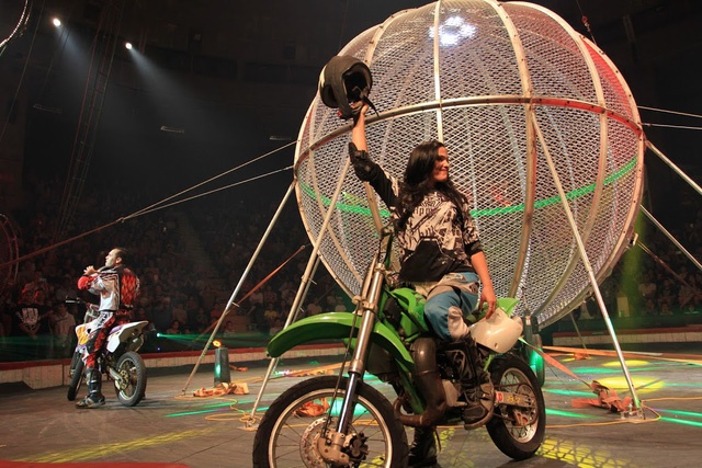 Bieu dien moto bay trong long sat hinh anh