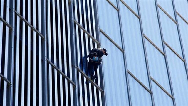 'Nguoi nhen' Phap tay khong chinh phuc toa nha choc troi hinh anh