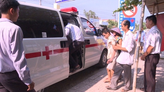 Giai cuu be trai khuyet tat nghi bi me ruot nguoc dai hinh anh