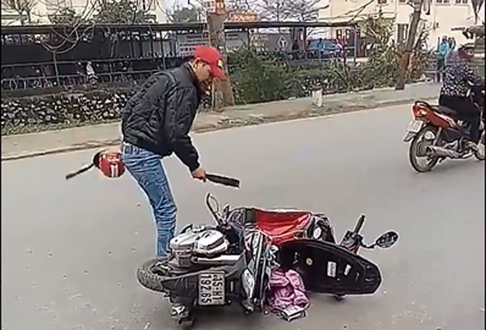 Nguoi dan ong dung dao chem vao xe, nghi do mau thuan voi vo hinh anh