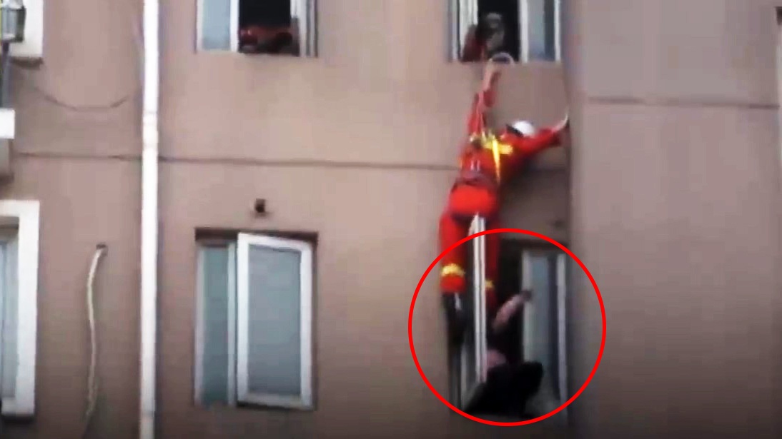 Linh cuu hoa du day, dap nguoi phu nu doi tu tu nga nguoc vao phong hinh anh