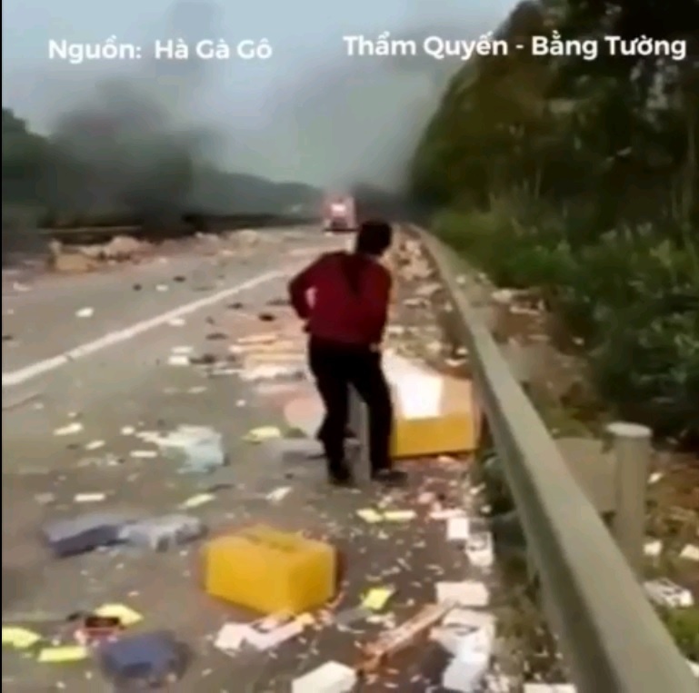 Xe container gap nan, iPhone vang khap mat duong hinh anh