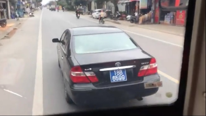 Lang lach chen ep xe khach, tai xe xe bien xanh bi phat nguoi hinh anh