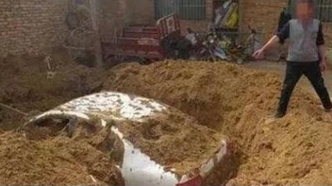 Gay tai nan giao thong, tai xe chon oto xuong dat de tron canh sat hinh anh