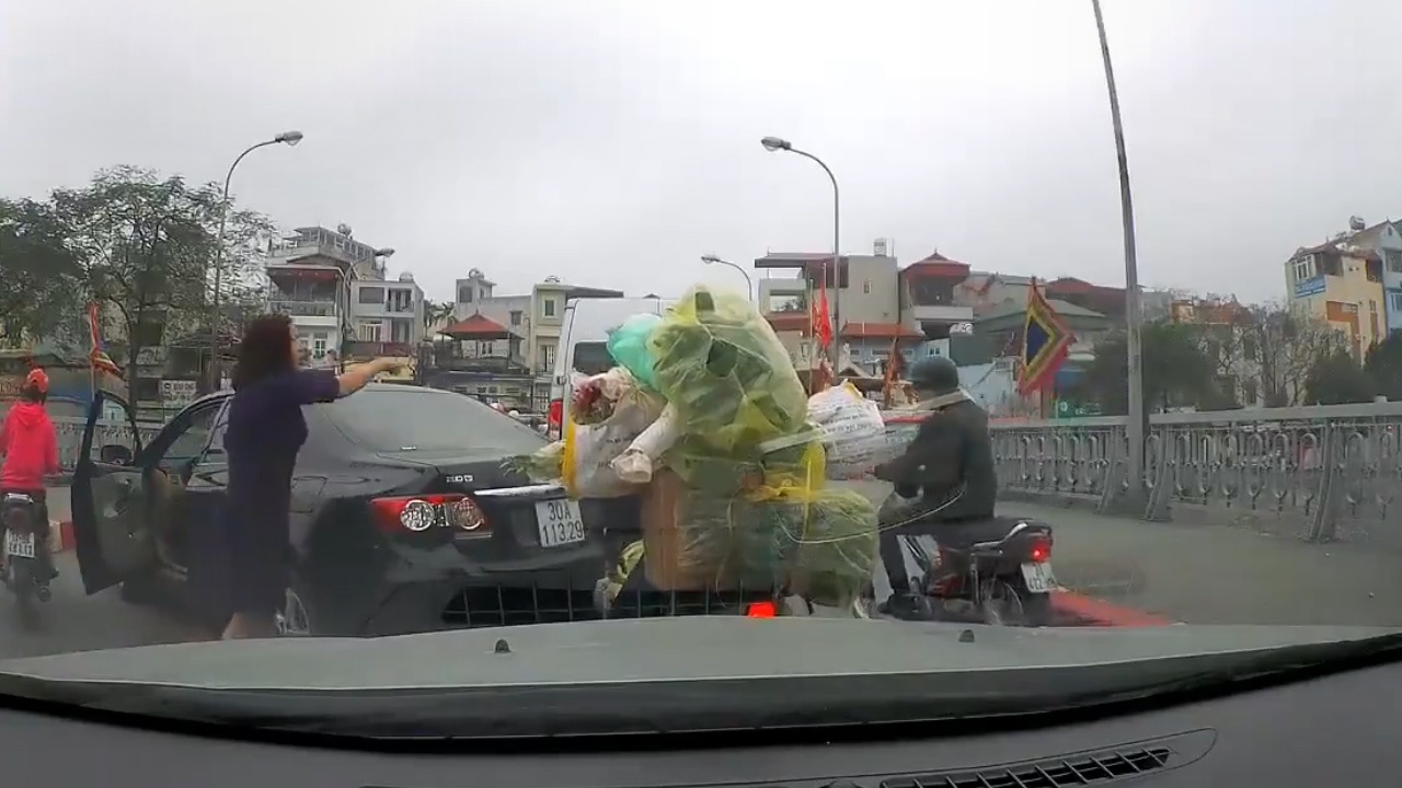Quay xe gay va cham, nu tai xe xuong cai tay doi voi nguoi cho hang hinh anh