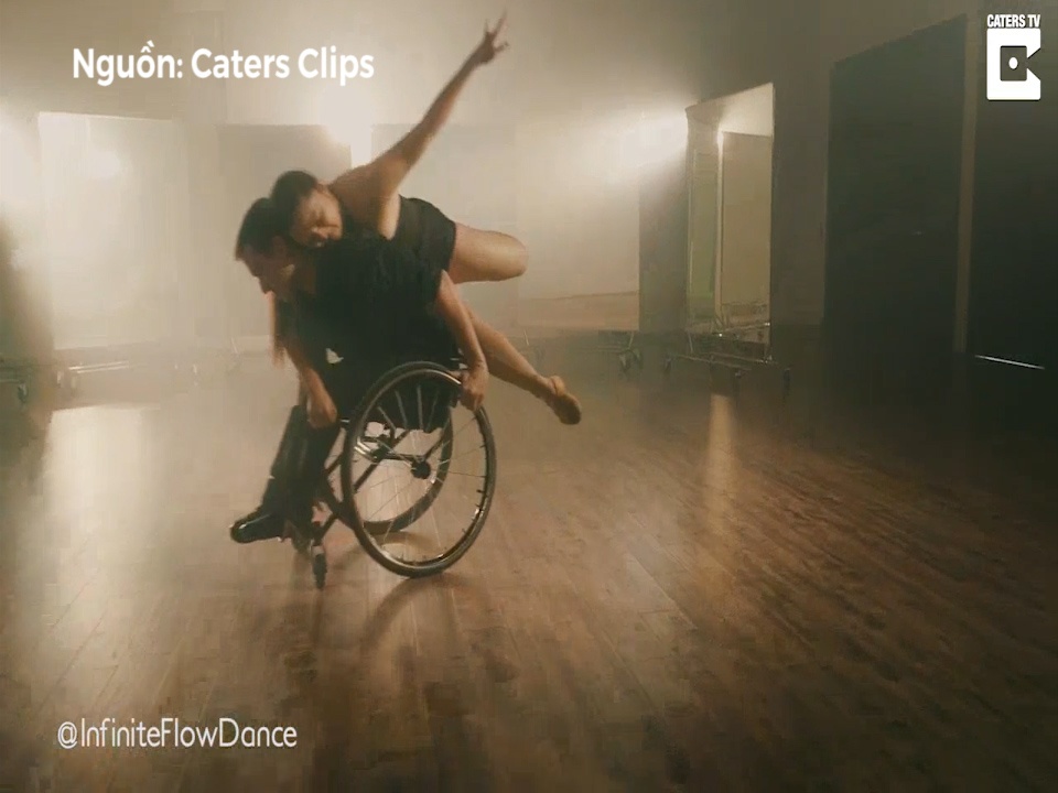 Vu cong tren xe lan va man trinh dien gay xuc dong hinh anh