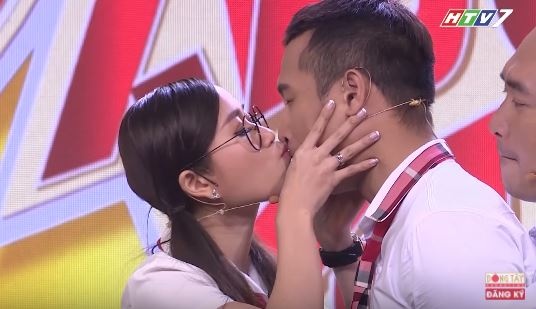 Lam Vy Da lai bi 'ep hon' Truong The Vinh tai 7 Nu Cuoi Xuan hinh anh