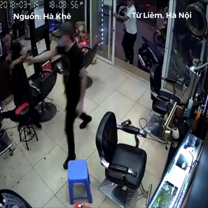 Thanh nien dung sung ban nguoi trong quan hot toc hinh anh