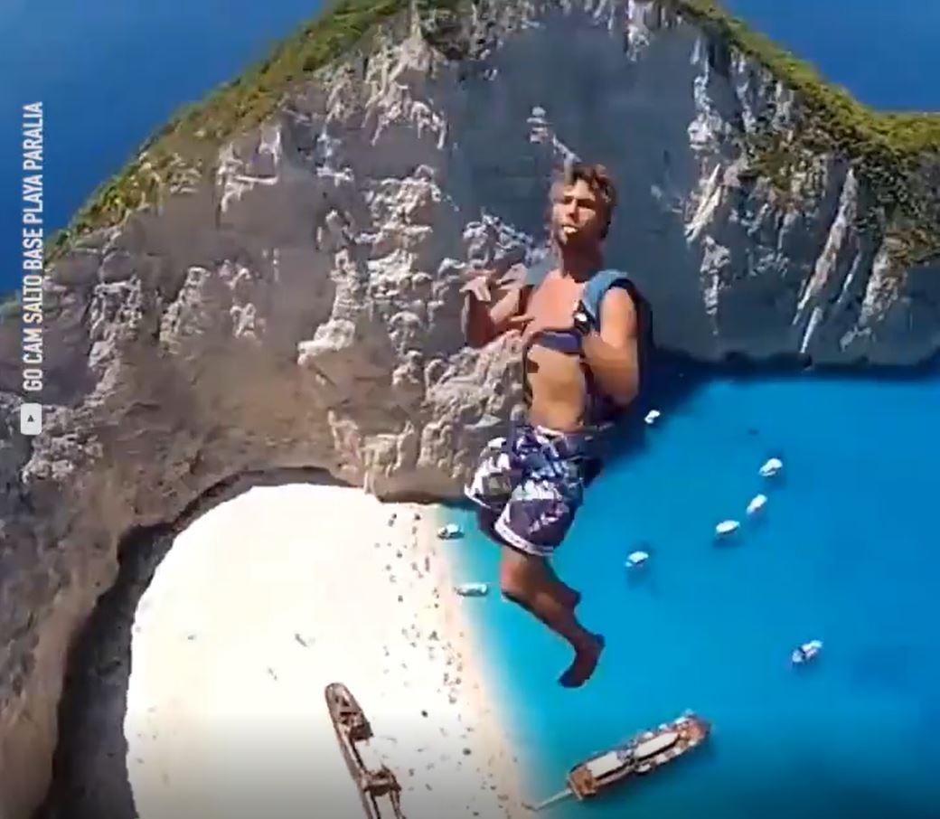 Bai bien tuyet dep phai 'nhay vuc' de den boi hinh anh