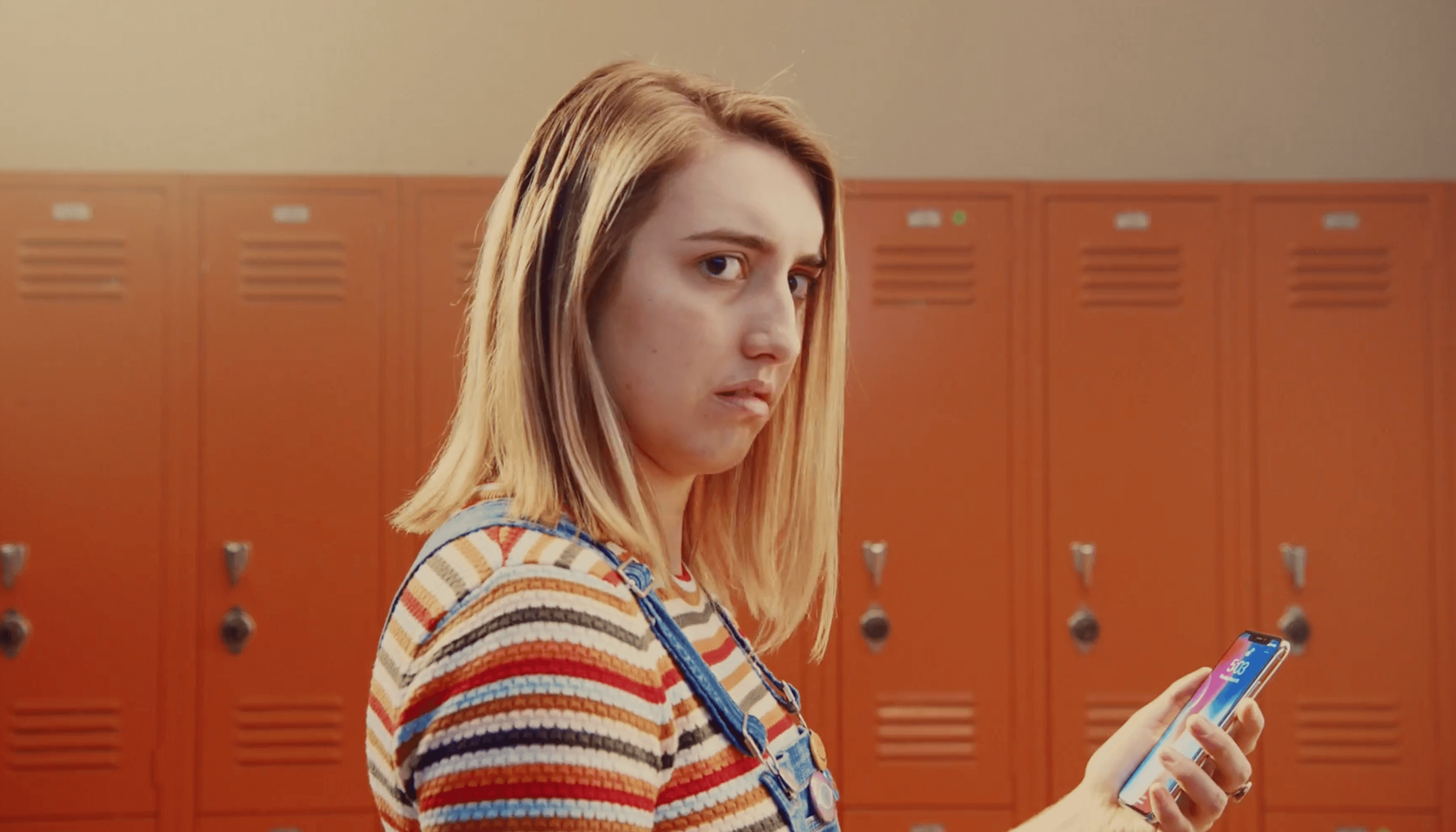 Apple tung video hai huoc quang cao 'nhin phat mo luon' cho Face ID hinh anh