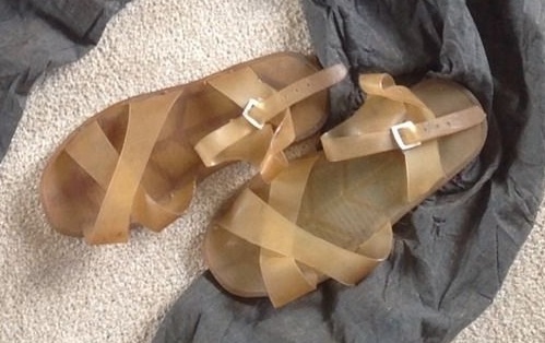 Dep nhua Tien Phong - Bieu tuong thoi trang thoi bao cap hinh anh