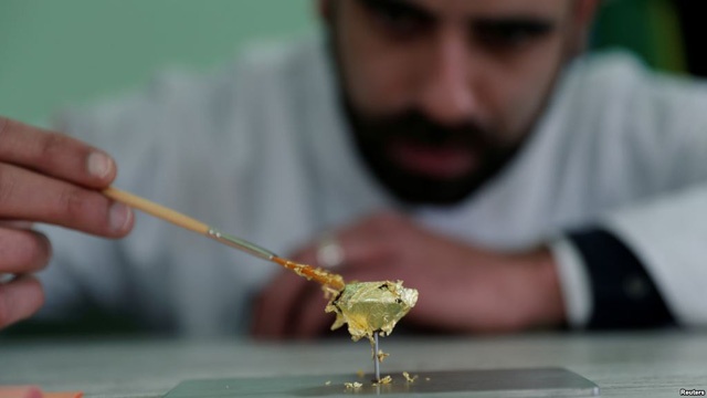 Trung bay vien chocolate boc vang dat nhat the gioi hinh anh