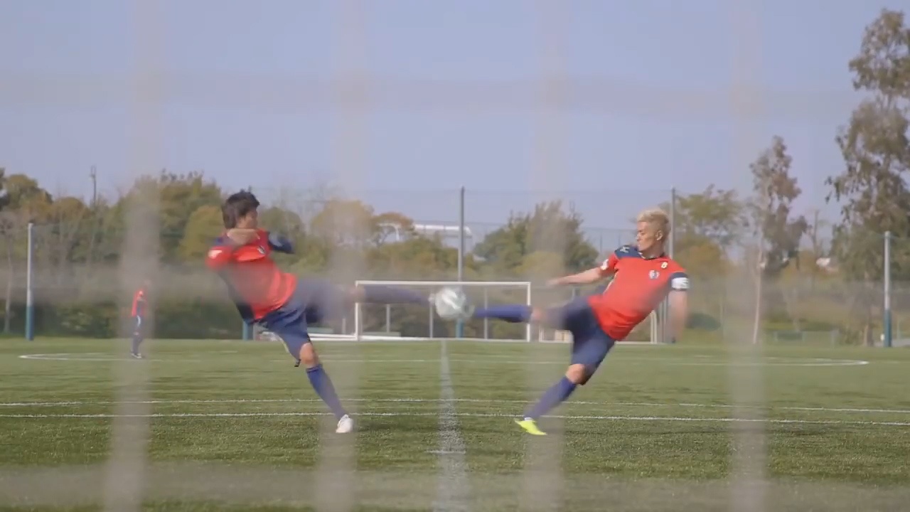 Nhung cu sut 'khong tuong' trong truyen Tsubasa ngoai doi that hinh anh