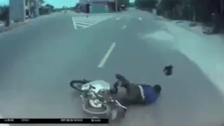 Di vao diem mu xe tai, thanh nien nga vang tren mat duong hinh anh