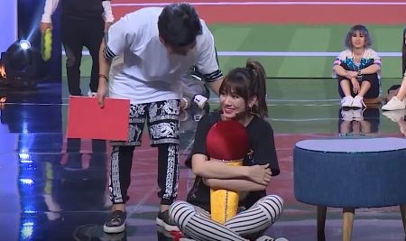 Truong Giang bo tay truoc tieng Viet cua Hari Won tai 7 Nu Cuoi Xuan hinh anh