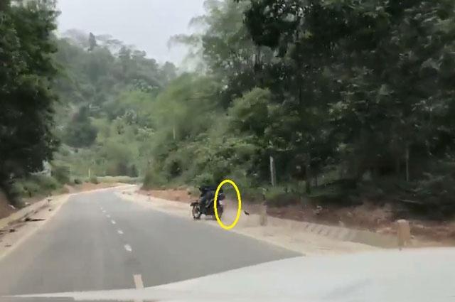 Say ruou chay xe, nguoi dan ong tu nga tren duong hinh anh