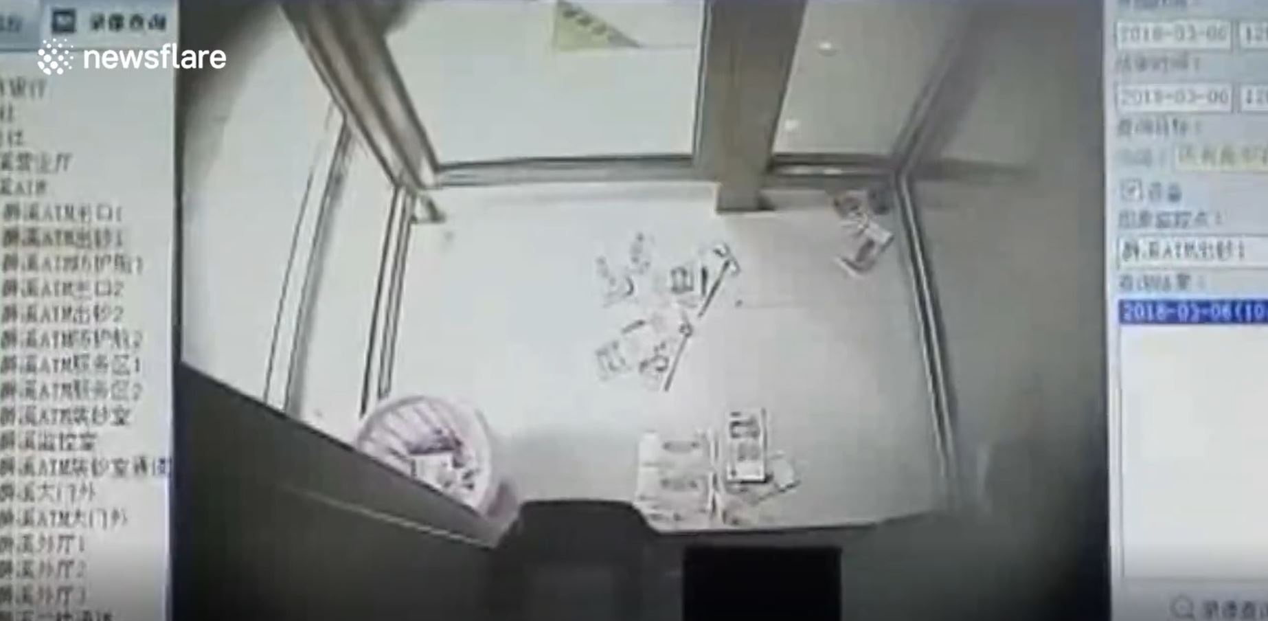 May ATM Trung Quoc dot nhien nha tien nhu mua hinh anh