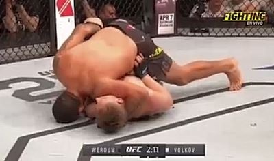 Sieu dai chien hang nang UFC: Knock-out cuc hiem, doi thu do san hinh anh