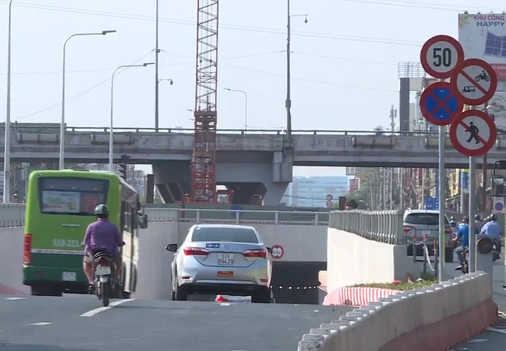 Bat chap bien cam, nguoi lai xe may van di vao ham chui An Suong hinh anh