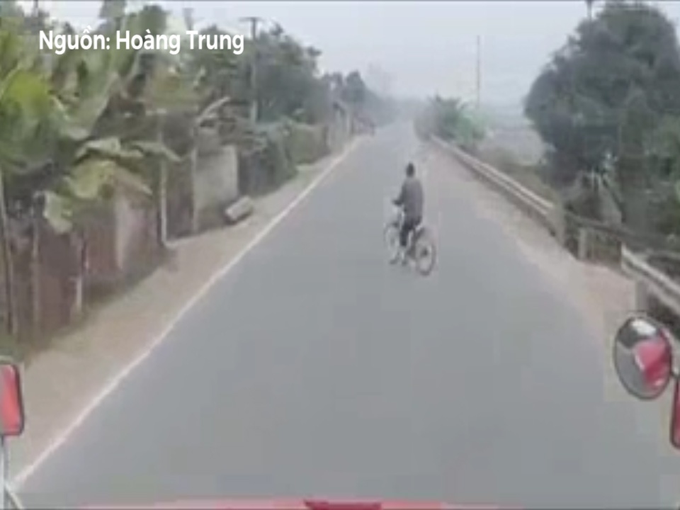 Qua duong khong chu y, nguoi dan ong suyt chet truoc dau xe tai hinh anh