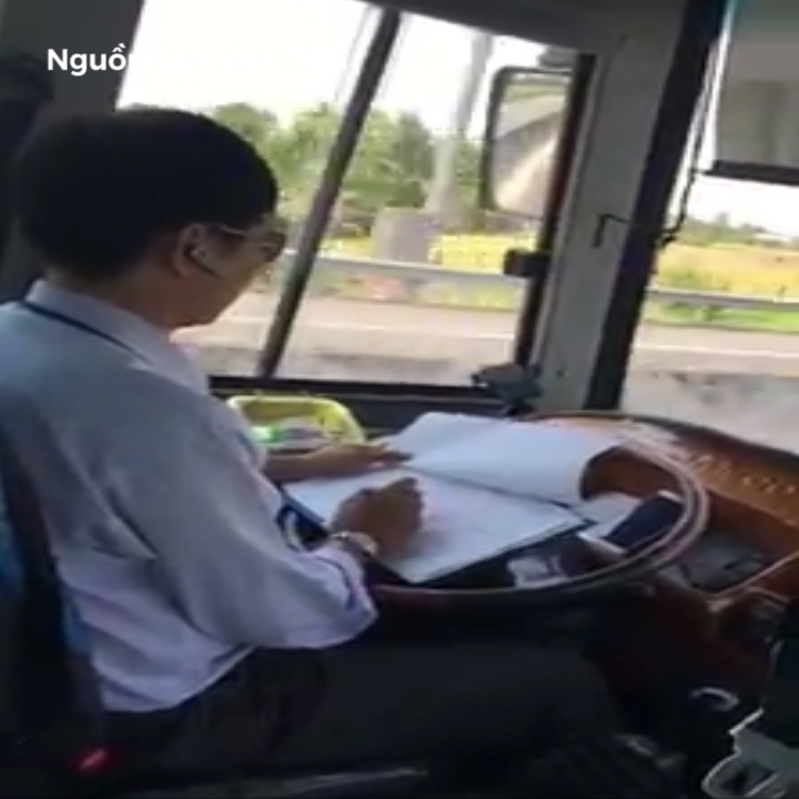 Tai xe than nhien ngoi ky giay khi dang lai xe khach hinh anh