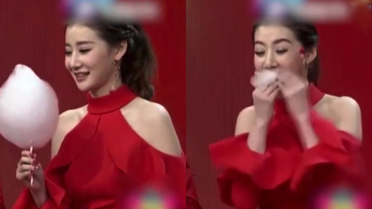 Nu MC xinh dep an tron keo bong trong ba giay khien khan gia sung sot hinh anh