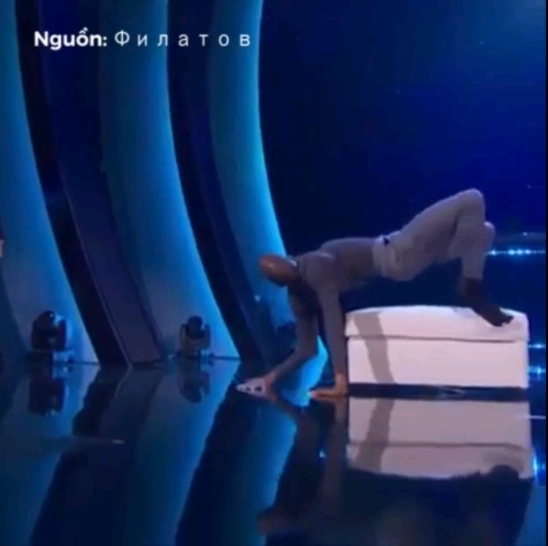 Nguoi dan ong di nguoc nhu phim kinh di khien khan gia hot hoang hinh anh