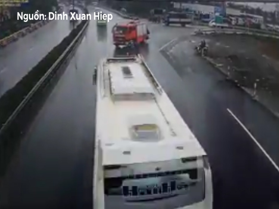 Toan canh vu tai nan giua xe khach va xe cuu hoa tren cao toc hinh anh