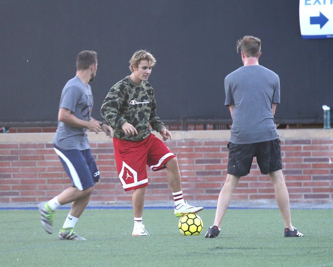 'Chan' ca hat, Justin Bieber chuyen sang lam cau thu da bong hinh anh