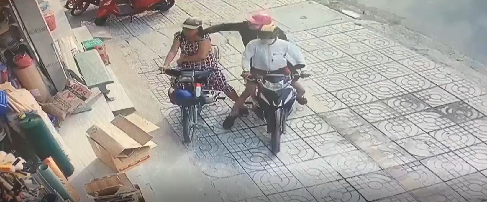 4 thanh nien phoi hop giat day chuyen nguoi phu nu o TP.HCM hinh anh