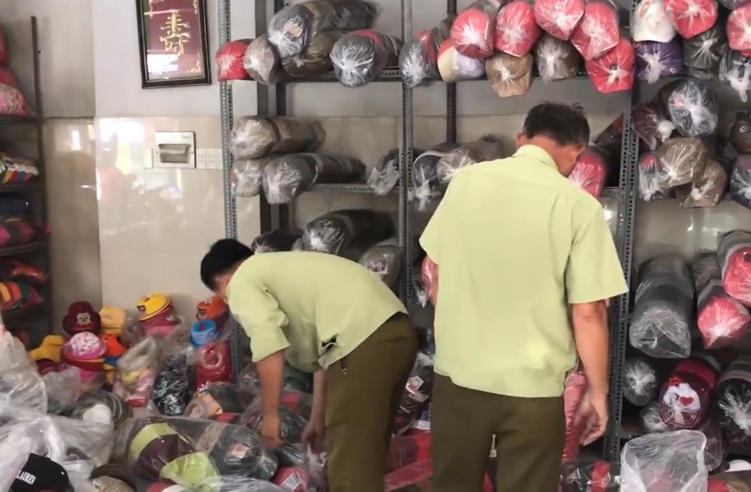 Phat hien co so san xuat mu thoi trang gia thuong hieu noi tieng hinh anh