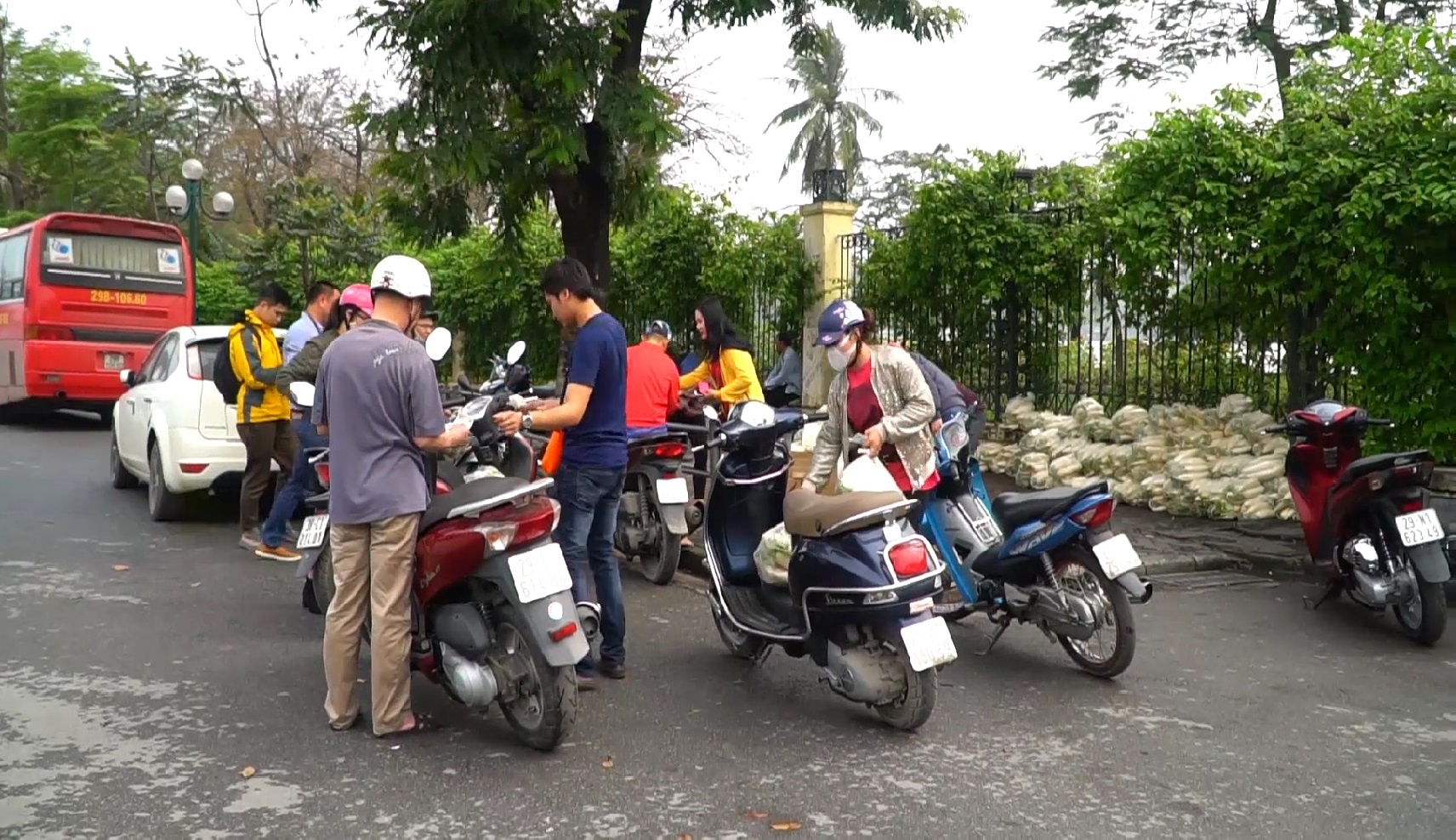 Nguoi Ha Noi mang oto, xe may den 'giai cuu' cu cai cho nong dan hinh anh