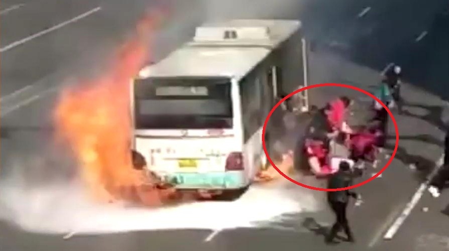 Xe buyt Trung Quoc phat no khi dang chay hinh anh