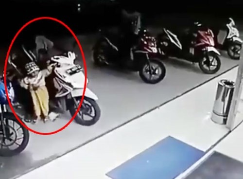 Em be vo tinh van ga khien xe may dam vo cua kinh sieu thi o Indonesia hinh anh