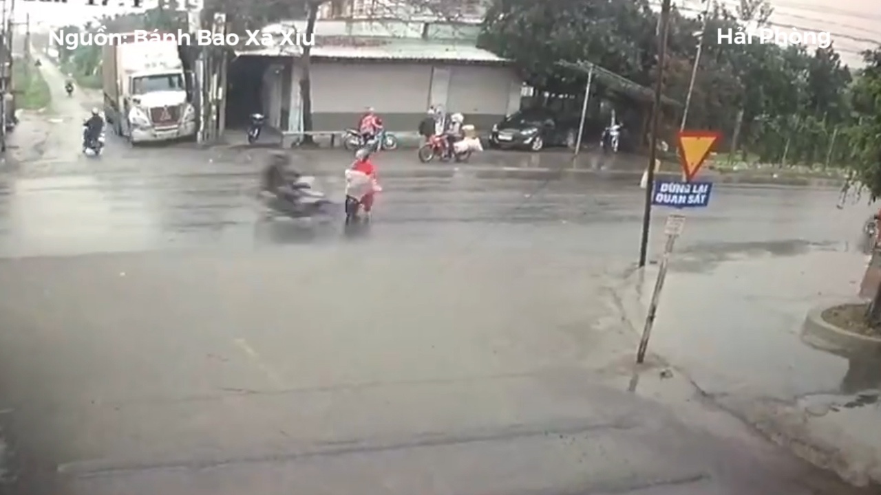 Clip thanh nien phong nhanh tong thang vao co gai qua duong hinh anh