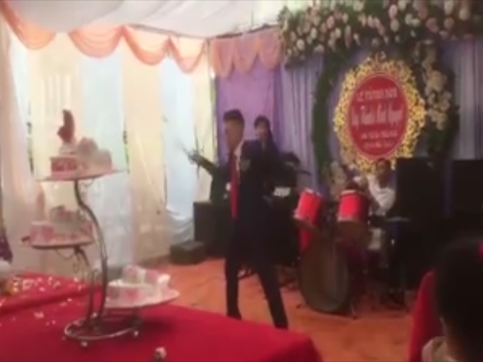 Chu re bieu dien con nhi khuc trong ngay cuoi hinh anh