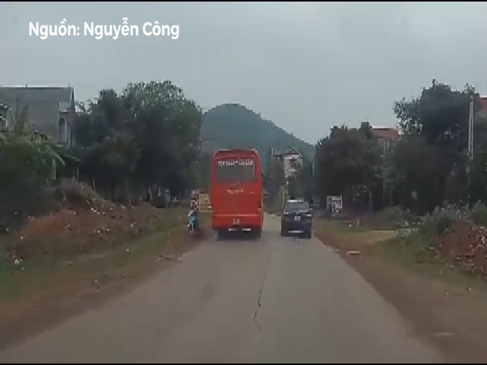 Vuot au, xe khach ep xe may vang vao ve duong hinh anh